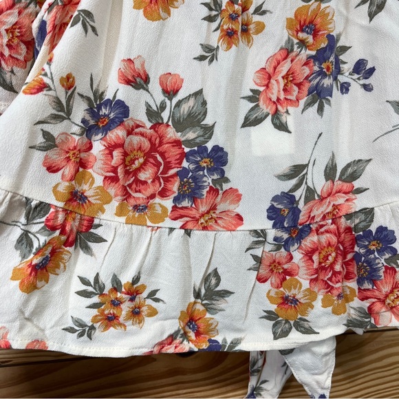 American Eagle Outfitters Cold Shoulder Tie Front Shirt Ivory Small Floral NWT - Picture 12 of 12